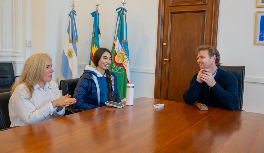 El intendente Wesner recibió a una joven olavarriense que cursará un programa pre universitario en Harvard