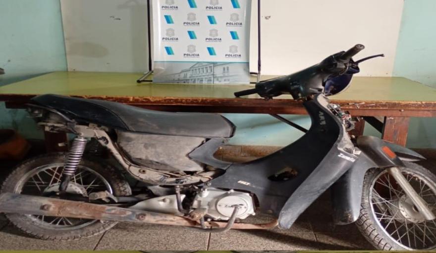 Recuperaron una moto robada tras un allanamiento y un operativo policial