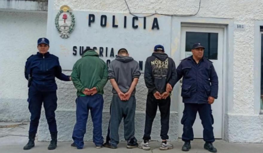 Aprehendieron a tres hombres por un intento de hurto y secuestraron dos cuchillos